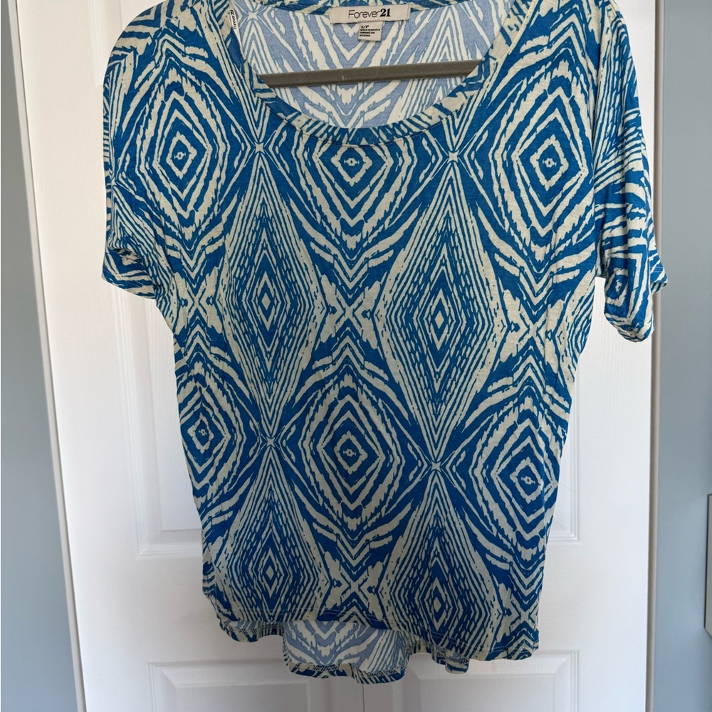 Forever 21 Blue and White Geometric Short Sleeve Top